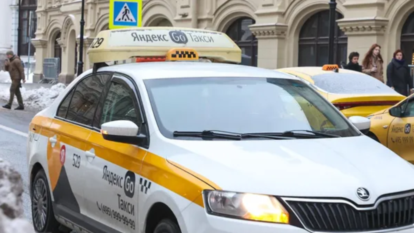Таксист попал в ДТП во время драки с пассажиром в Петербурге