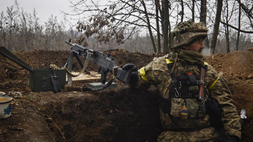 Преодолевая сопротивление противника защищая ворота сборной школы