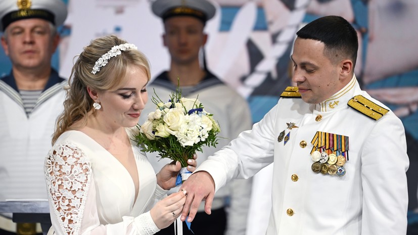На выставке «Россия» провели «флотскую» свадьбу в День Севастополя