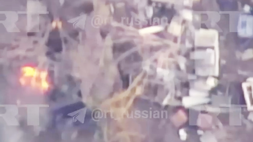 RT показал кадры уничтожения самоходной артиллерийской установки ВСУ «Ланцетом»