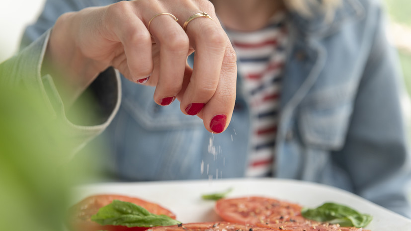 Врач Новикова посоветовала не превышать суточную норму соли