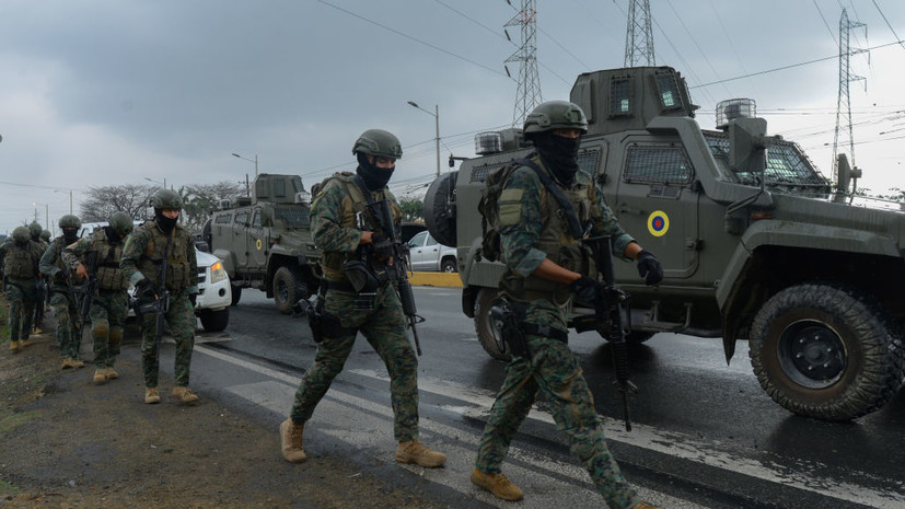 В Эквадоре вооружённые люди взяли в заложники ведущих телеканала в прямом эфире