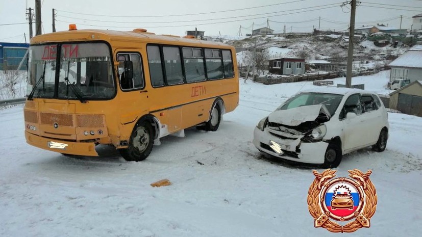 Автобус с 15 школьниками попал в ДТП на Курилах
