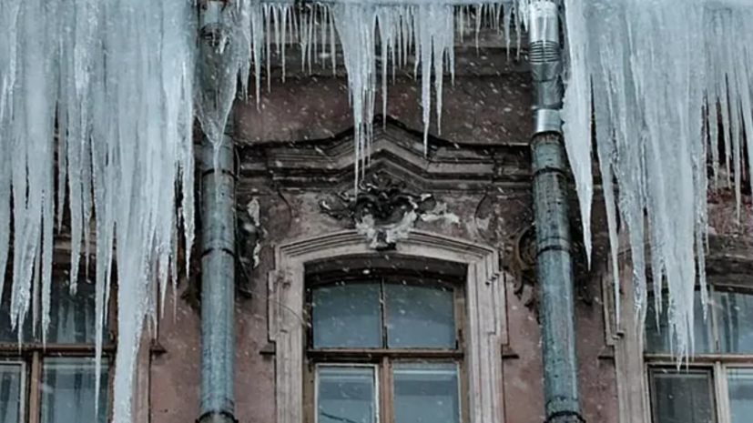 Глыба льда упала на голову жительнице Петербурга