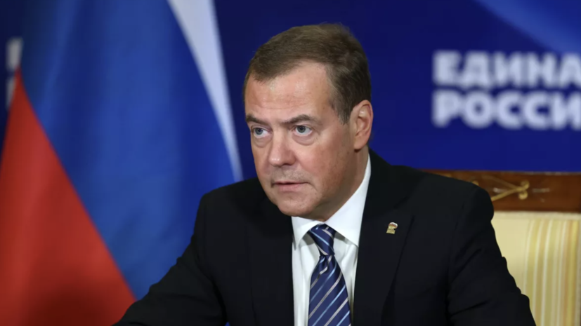 Медведев: размещение войск Британии на Украине будет объявлением войны России