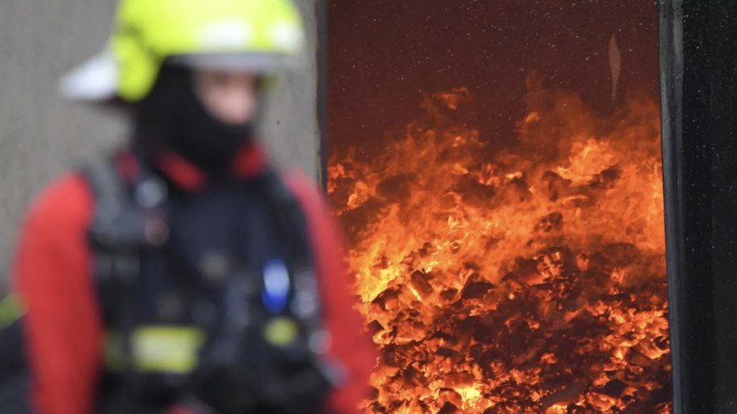 Площадь пожара на складе в Петербурге достигла 50 тысяч квадратных метров