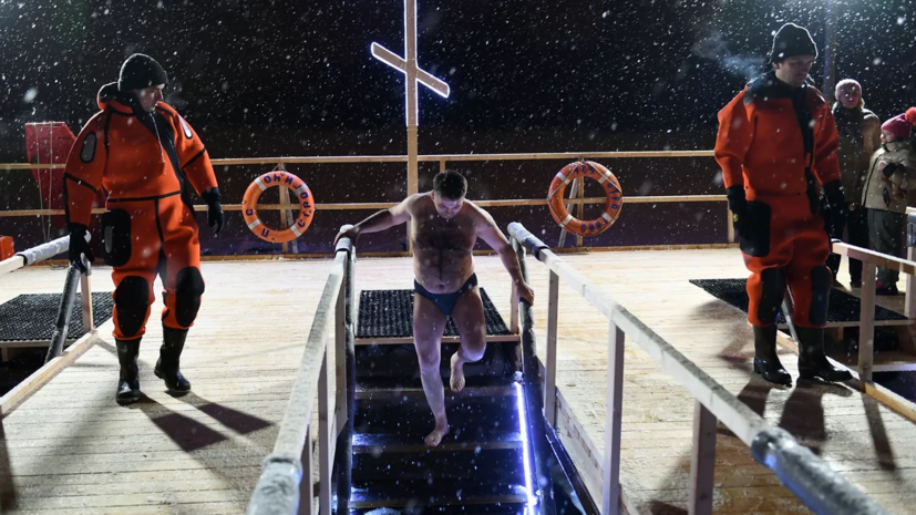 Врач Алимова посоветовала купаться в проруби не более 20 секунд