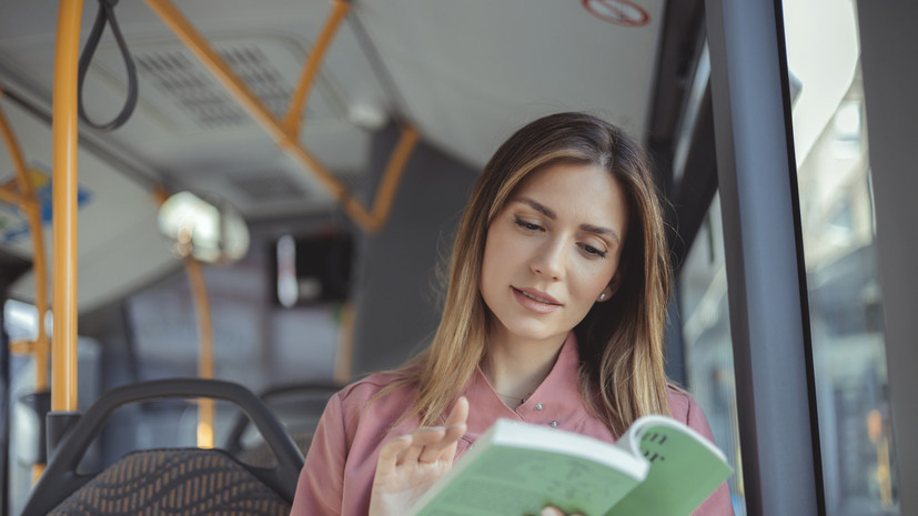Офтальмолог Анисимова назвала чтение в транспорте одной из причин ухудшения зрения