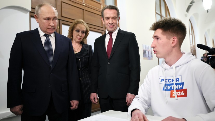 «У нас у всех одна общая задача — укрепление Отечества»: Путин посетил свой предвыборный штаб в Гостином Дворе