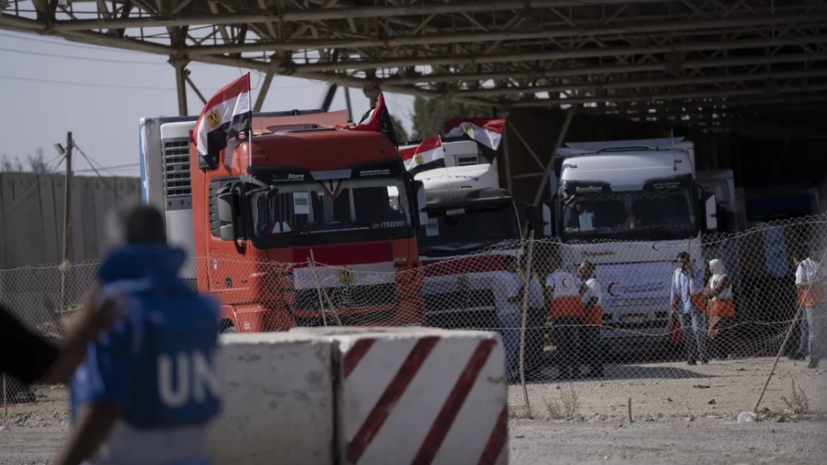 В сектор Газа за сутки въехали 240 грузовиков с гуманитарной помощью