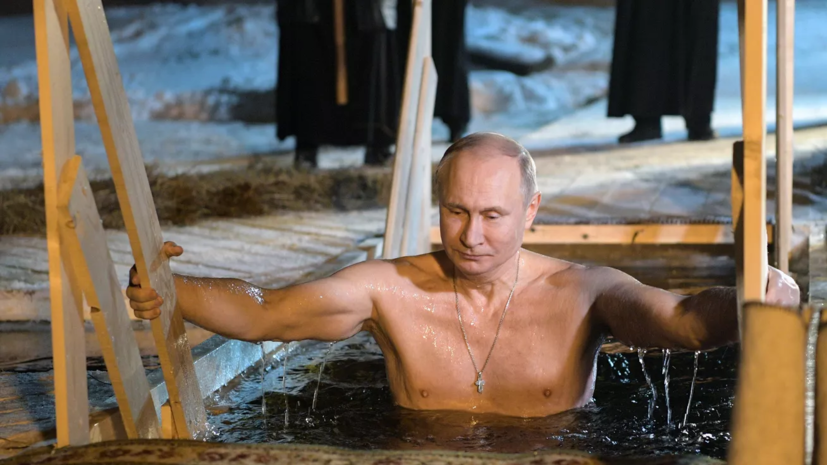 Песков рассказал, что Путин окунулся в прорубь по случаю Крещения