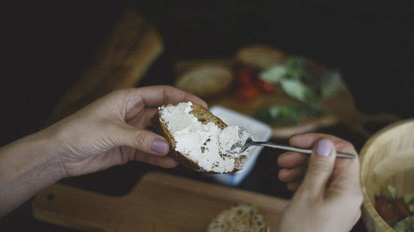 Врач Терновой посоветовал есть кунжут и творог для профилактики остеопороза