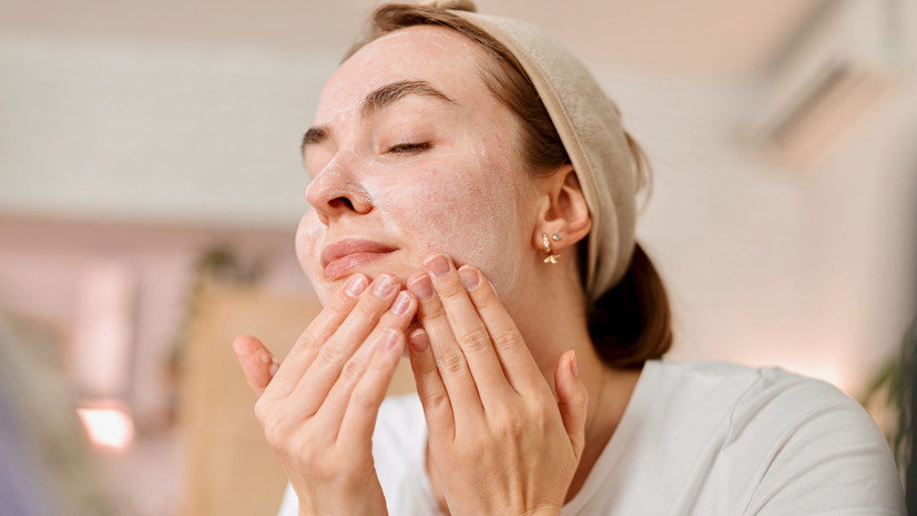 Косметолог Антимирова посоветовала делать пилинги зимой