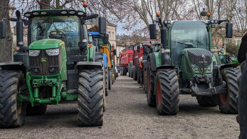 Во Франции фермеры перекрыли для грузовиков подъезд к переправе через Ла-Манш