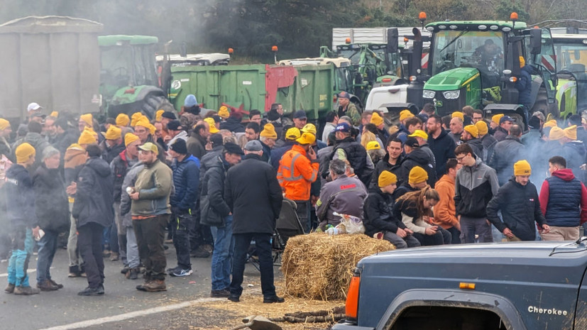 Во Франции протестующие фермеры вывалили стога сена в ресторане «Макдоналдс»