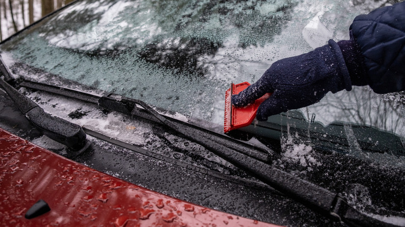 Россиянам дали советы, как правильно очистить автомобиль от снега и льда