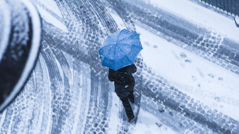 Гериатр Хромов рекомендовал пожилым не гулять во время сильных снегопадов