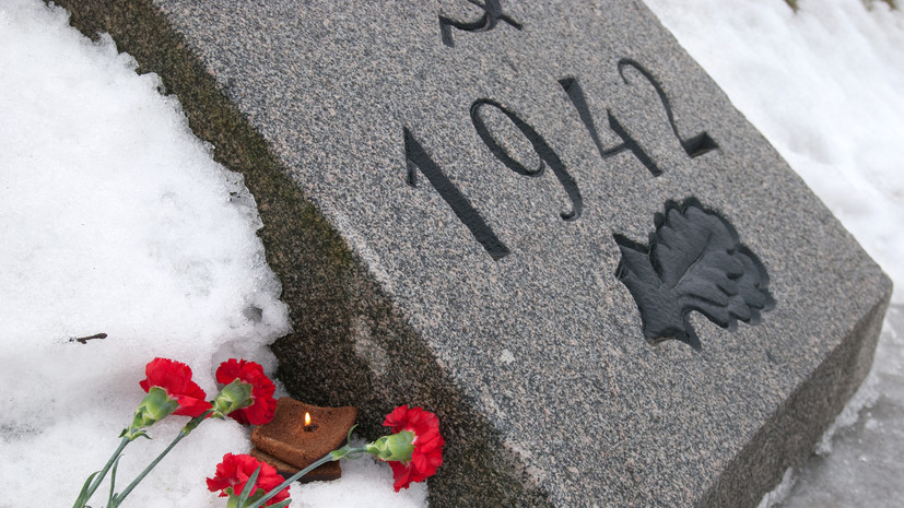 На Пискарёвском кладбище проходит церемония возложения венков