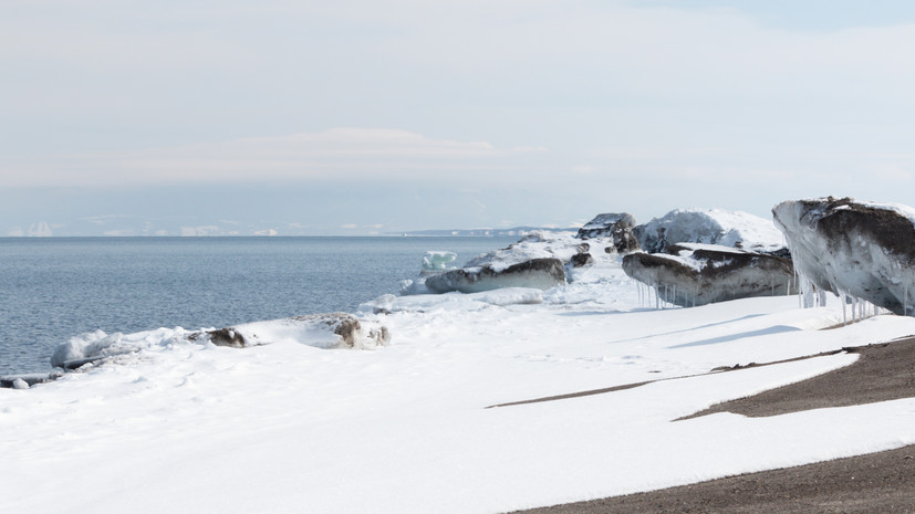 В Охотском море застрял российский танкер, Япония направила к нему ледокол