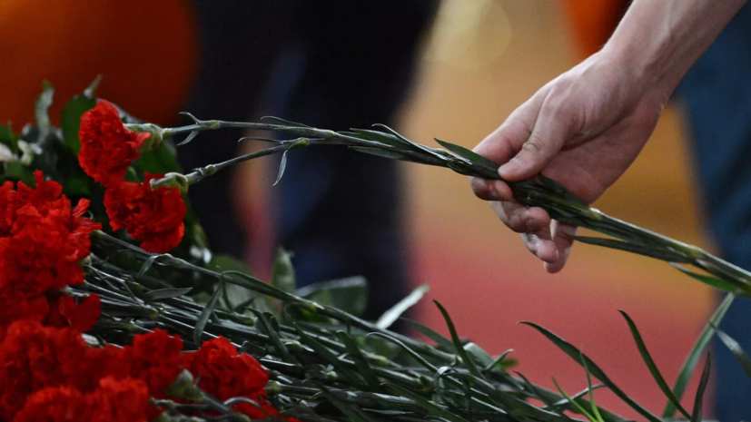 У памятника блокадникам в Ереване снова появились венки, жители несут туда цветы