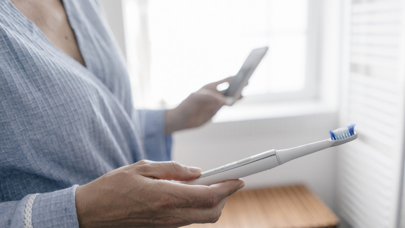 Стоматолог Хугаева посоветовала аккуратно использовать электрическую зубную щётку