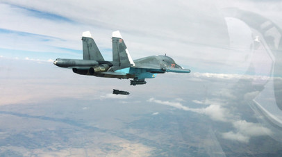 Истребитель-бомбардировщик Су-34 производит бомбометание