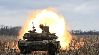 Стрельба из танка Т-90М «Прорыв» с дополнительными средствами защиты