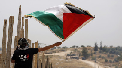 Палестинец с флагом в Рамалле
