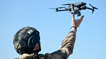 Российский военный проходит обучение на оператора разведывательных и ударных дронов