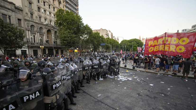 Власти Аргентины хотят привлечь протестующих к ответственности за вандализм