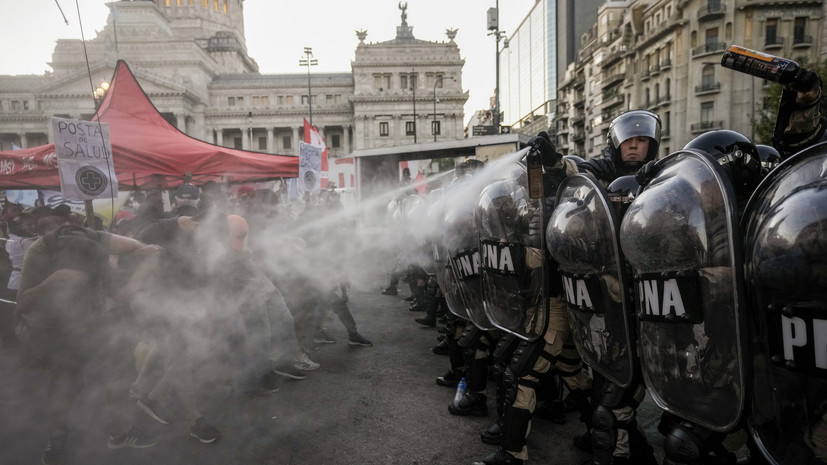 «Тяжелее всего придётся бюджетникам»: эксперты — о протестах в Аргентине из-за реформ президента Милея