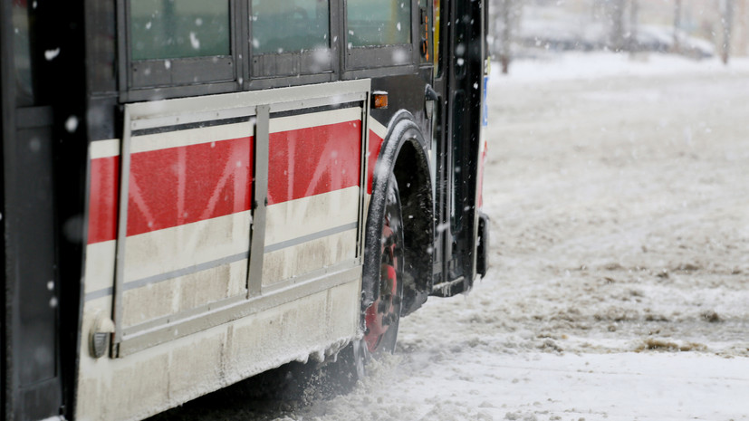 В Южно-Сахалинске уволили водителя автобуса, высадившего школьницу на дороге