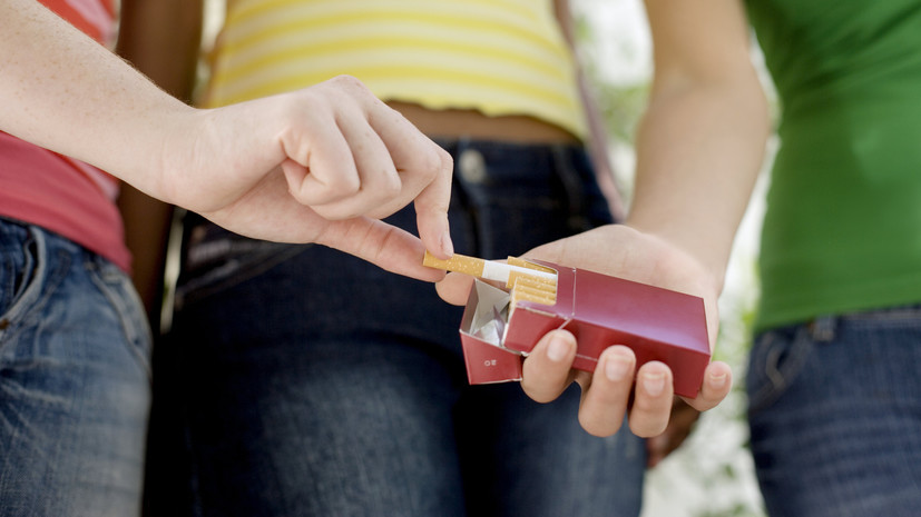 Психолог Балакирева назвала причины детского курения