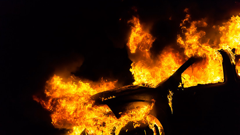 В Иркутске голый мужчина поджёг автомобиль и квартиру