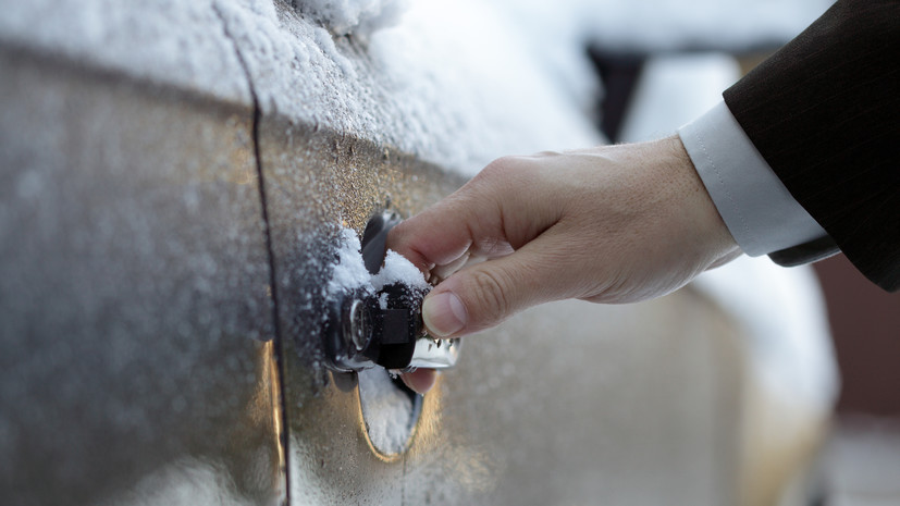 Россиянам дали советы, как открыть замок машины в сильный мороз