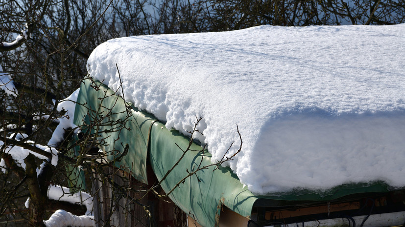 В аварийном доме в Челябинской области крыша рухнула под тяжестью снега