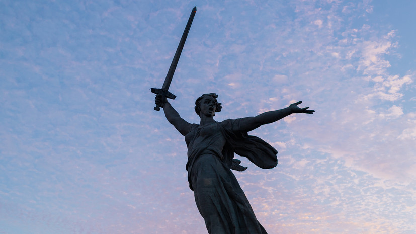 Суд в Волгограде арестовал девушку, осквернившую монумент «Родина-мать»