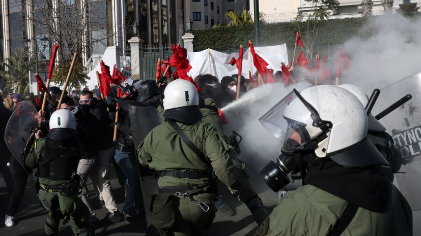 В центре Афин полиция применила газ против митингующих в поддержку Палестины