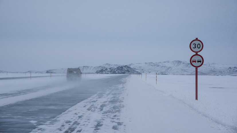 Два внедорожника провалились в трещины во льду Байкала