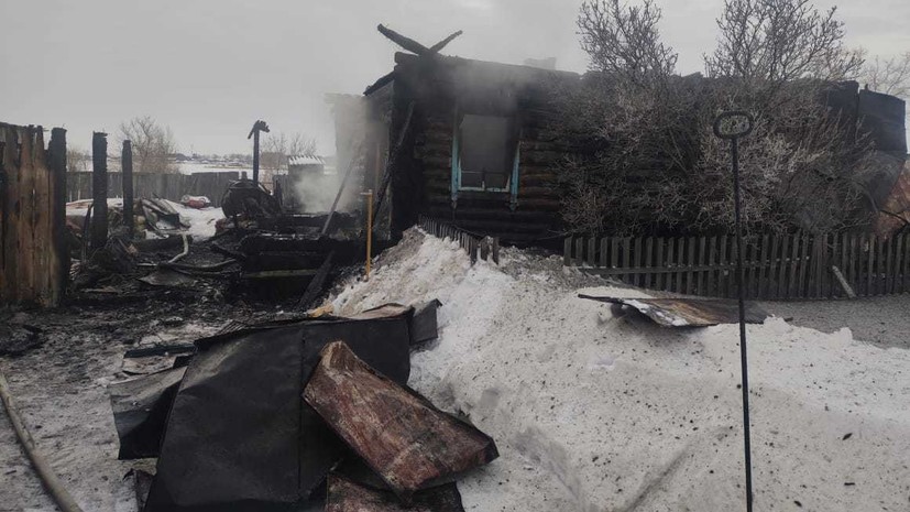 Криминалисты СК проводят осмотр места пожара в селе Курганской области, где погибли пять человек