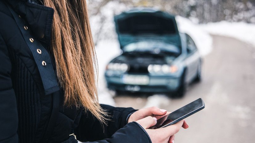 Автоэксперт Колодочкин посоветовал не пользоваться телефоном за рулём в гололёд
