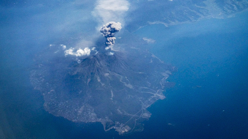 Извержение вулкана Сакурадзима произошло в Японии, столб пепла поднялся на 5 км