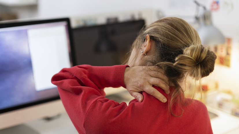 Врач Дерендеева посоветовала делать гимнастику для шеи на рабочем месте