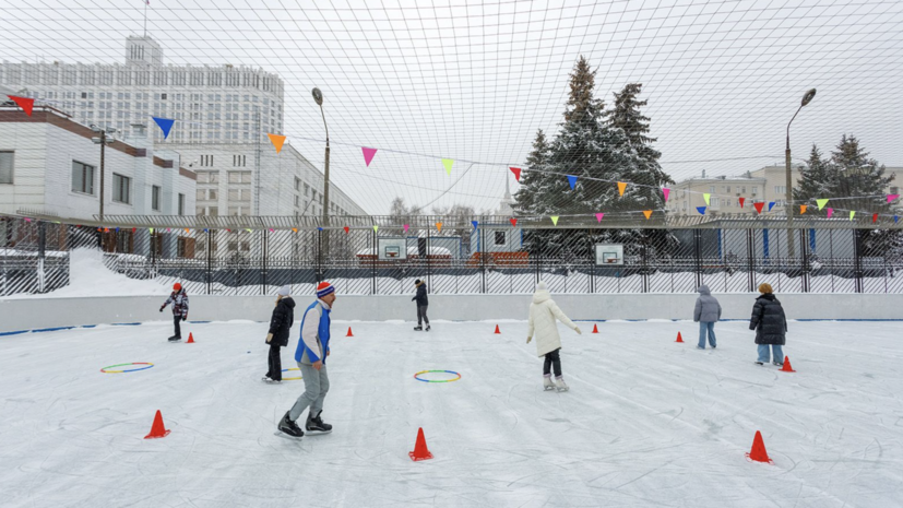 Собянин: 354 площадки для зимнего спорта открыли на базе объектов образования