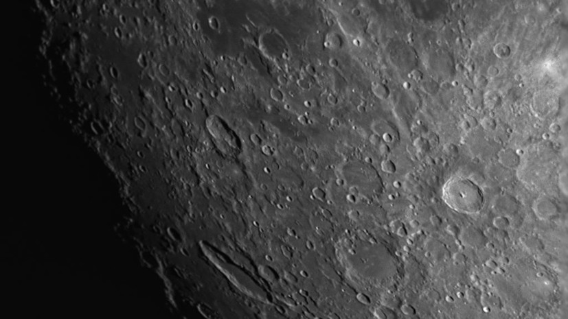 Затемнённый кратер: российские учёные назвали главные факторы формирования лунного рельефа