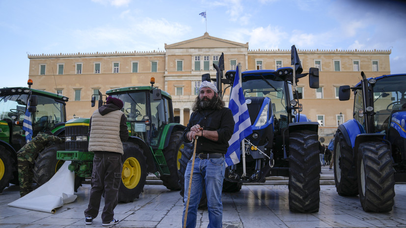 Греческие фермеры выехали на десятках тракторов в центр Афин