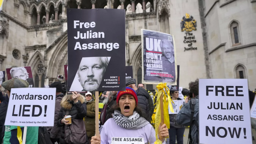 Сторонники Ассанжа вновь проводят акцию перед зданием суда в Лондоне