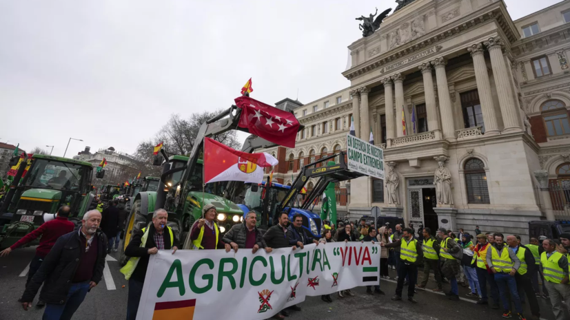 Сотни фермеров на тракторах собрались на акцию протеста в центре Мадрида