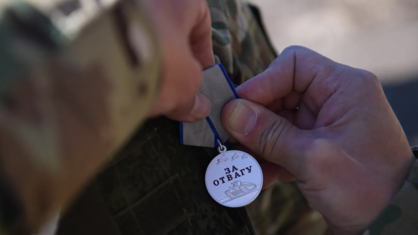 Военнослужащим инженерных войск вручили награды в зоне СВО