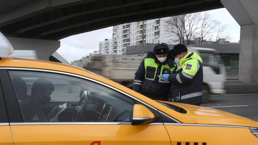 В Москве водитель такси сбил людей